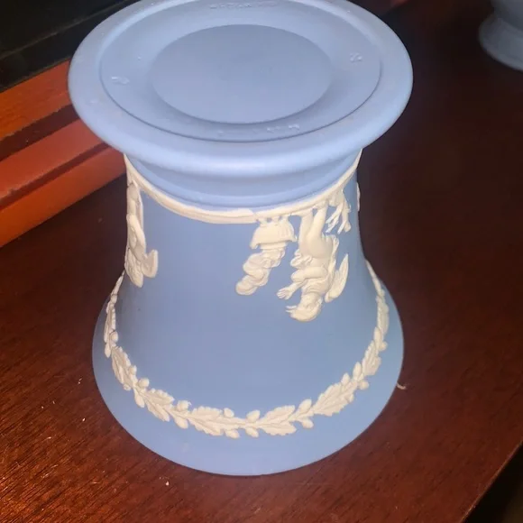 Wedgwood Jasperware Blue and White smallVase 3 1/2 - Picture 4 of 5